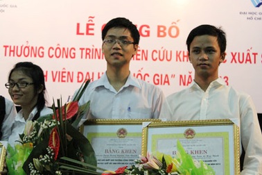 SV thiết kế thành công mô hình tàu khách chạy bằng năng lượng mặt trời