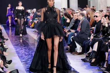 Siêu mẫu Cindy Bruna khoe chân dài miên man