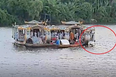 Xử phạt 8 triệu đồng 2 chủ thuyền rồng xả vàng mã xuống sông Hương