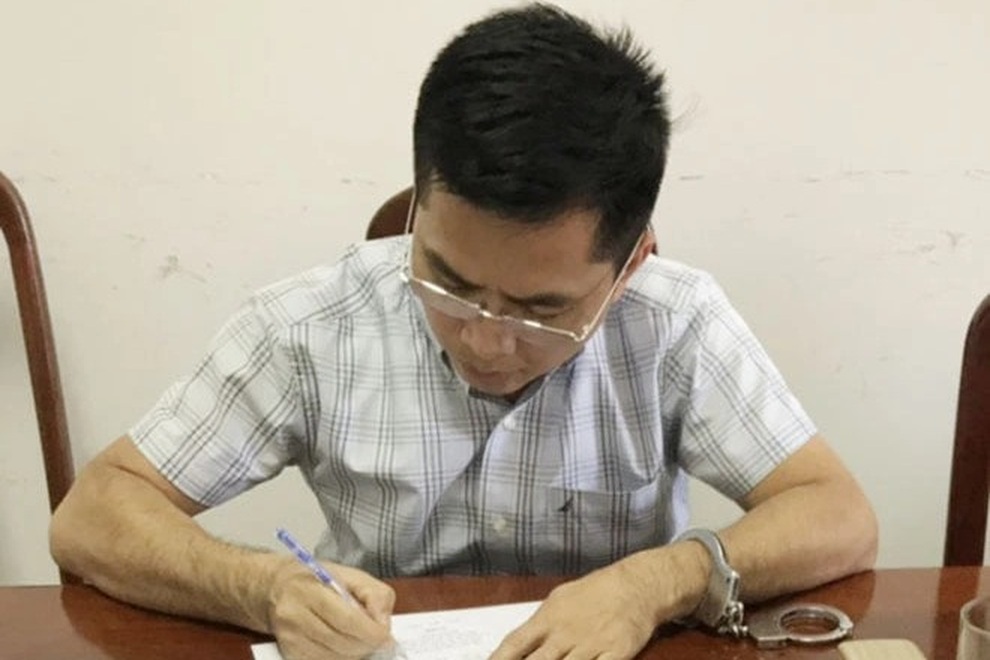 Chủ đầu tư dự án biệt thự làm xiếc sổ đỏ của khách chiếm đoạt 205 tỷ đồng - 1 Chủ đầu tư dự án biệt thự làm xiếc sổ đỏ của khách chiếm đoạt 205 tỷ đồng - 1