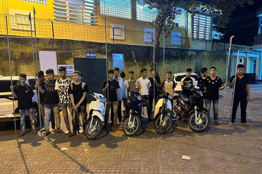 31 thanh niên mang hung khí nóng hò hét náo loạn đường phố
