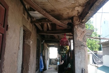 Gần 400 người sống chen chúc trong khu nhà tập thể chờ sập giữa Thủ đô