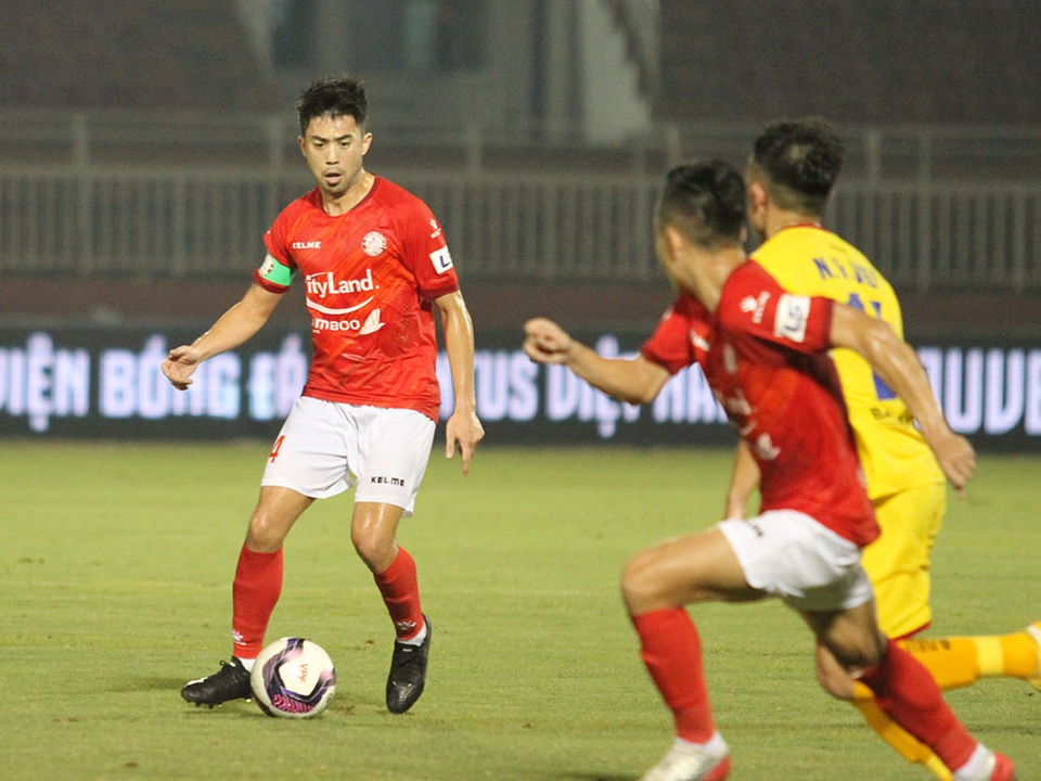Lee Nguyễn tranh đá phạt đền với ngoại binh, để ghi bàn cho CLB TPHCM - 4 Lee Nguyễn tranh đá phạt đền với ngoại binh, để ghi bàn cho CLB TPHCM - 4