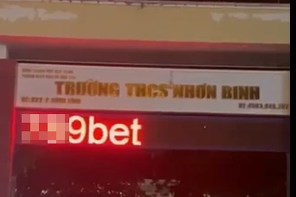 Bảng led trước một cổng trường ở Bình Định chạy dòng chữ lạ - 1 Bảng led trước một cổng trường ở Bình Định chạy dòng chữ lạ - 1