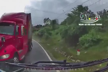 Thót tim xe container ôm cua, lấn làn ngược chiều suýt gây tai nạn