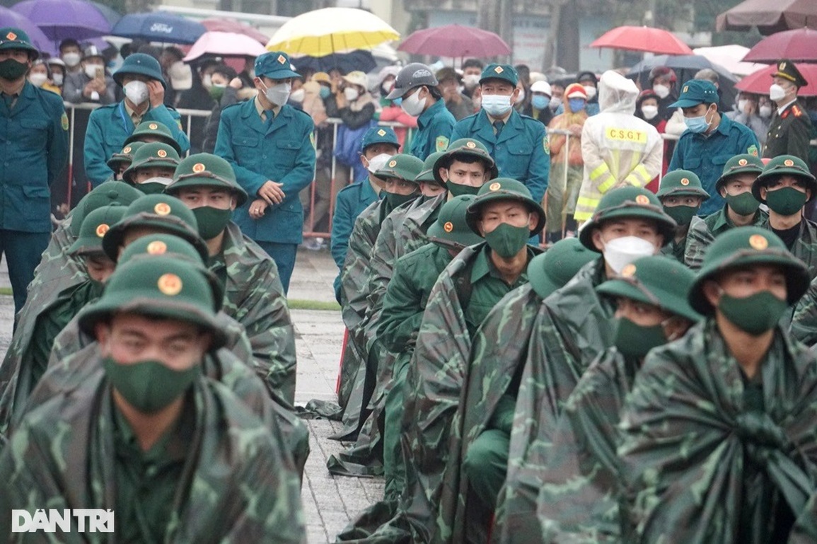 Người thân đội mưa bịn rịn tiễn tân binh lên đường nhập ngũ - 10 Người thân đội mưa bịn rịn tiễn tân binh lên đường nhập ngũ - 10