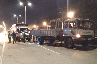 Xe tải đâm xe cẩu đang dừng sửa chữa trên đường, 2 người chết