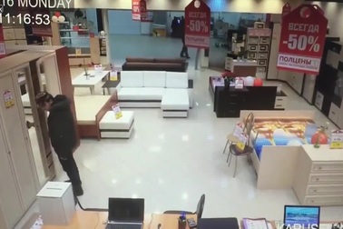 Tên cướp trả giá vì vội vàng lấy laptop