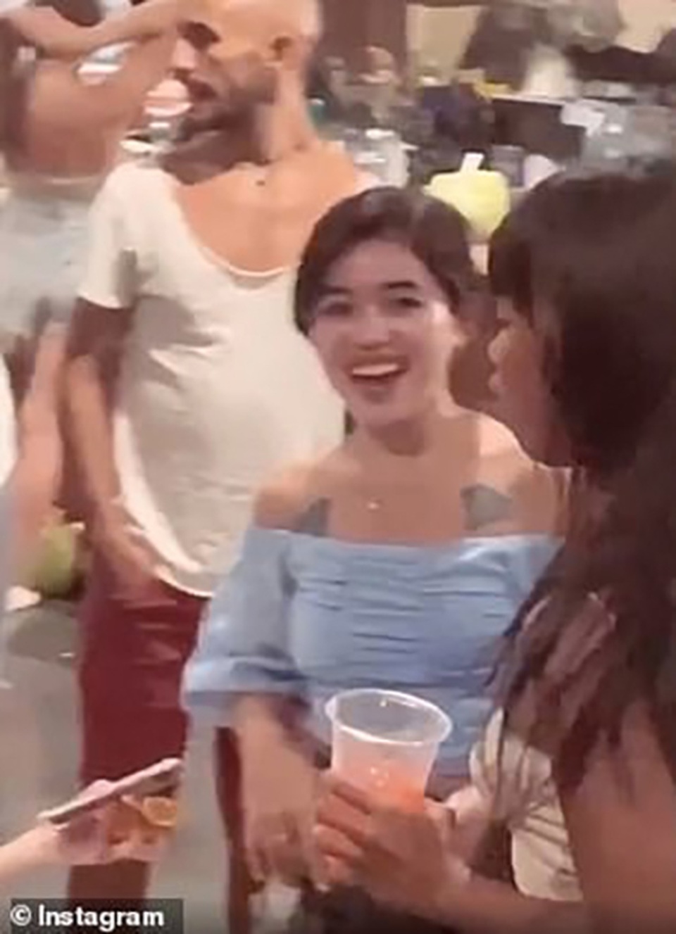 Video cảnh tiệc tùng tại Bali gây sốc dư luận Indonesia - 5 Video cảnh tiệc tùng tại Bali gây sốc dư luận Indonesia - 5