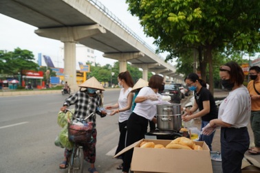 Hà Nội: Ấm lòng với bữa sáng miễn phí cho người lao động nghèo mùa Covid-19