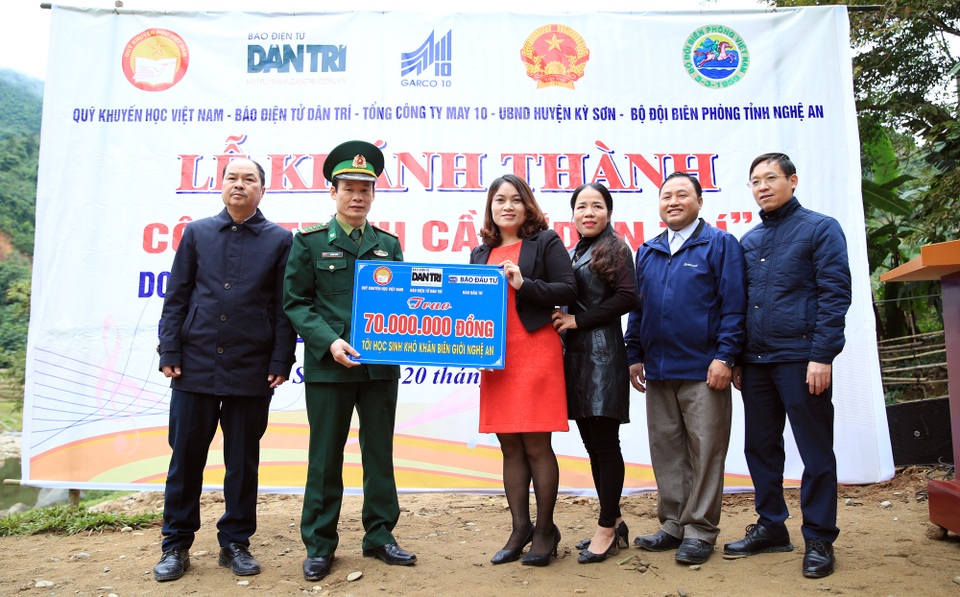 Khánh thành cầu Dân trí: Hết cảnh người dân đánh đu với tử thần qua suối - 12 Khánh thành cầu Dân trí: Hết cảnh người dân đánh đu với tử thần qua suối - 12