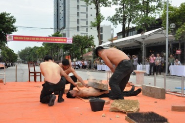 Cảnh sát đặc nhiệm nằm trên bàn chông, công phá đá