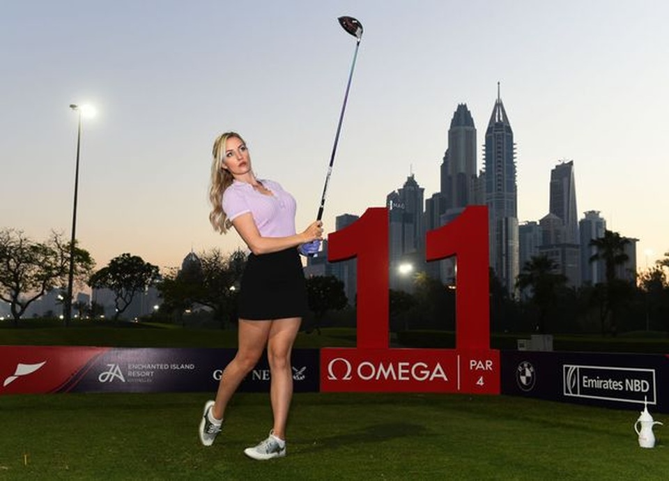 Người đẹp làng golf đáp trả người hâm mộ bằng hình ảnh nóng bỏng - 2 Người đẹp làng golf đáp trả người hâm mộ bằng hình ảnh nóng bỏng - 2
