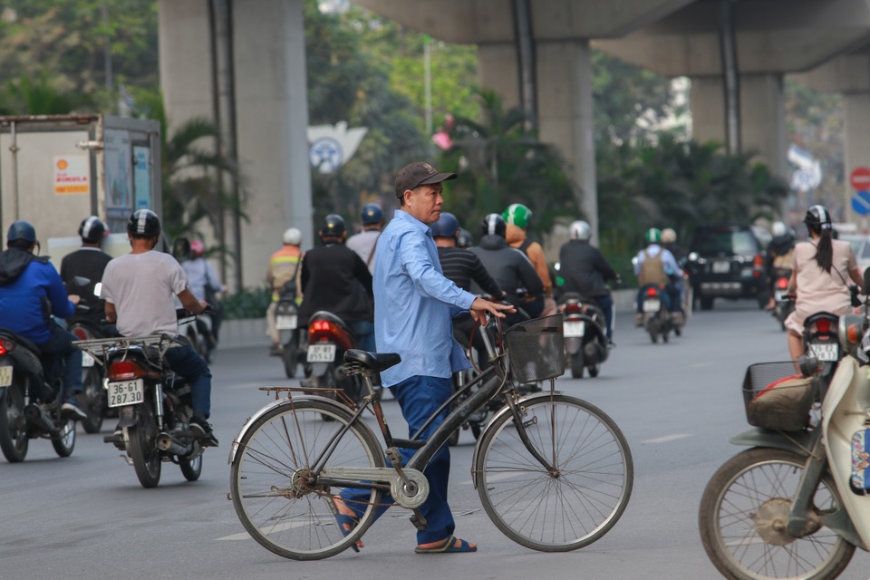 Tim đập chân run mỗi lần giơ tay xin sang đường... - 4 Tim đập chân run mỗi lần giơ tay xin sang đường... - 4