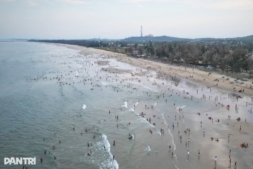 Đi tắm biển, 5 người bị sóng cuốn trôi ra xa bờ - 1 Đi tắm biển, 5 người bị sóng cuốn trôi ra xa bờ - 1