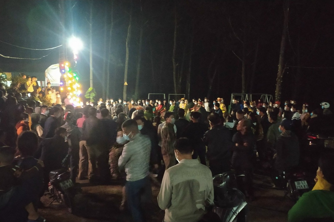 Tạm giữ sư trụ trì và 3 người cưa hạ cây thông trước cửa chùa Chân Tiên - 1 Tạm giữ sư trụ trì và 3 người cưa hạ cây thông trước cửa chùa Chân Tiên - 1