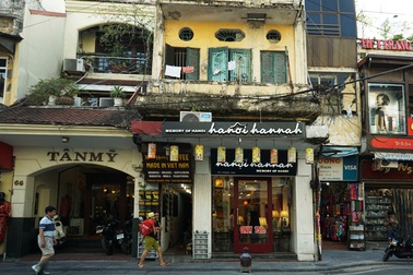 Nhà cũ mặt phố Hà Nội: Dưới long lanh, trên xập xệ