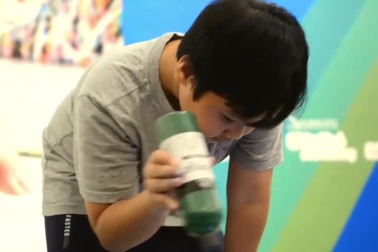 Báo Anh viết về họa sĩ người Việt 12 tuổi mở triển lãm ở Mỹ