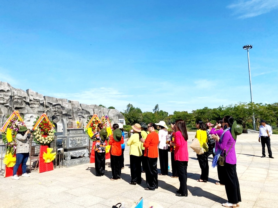 Gần 1 vạn lượt khách dâng hương Tượng đài Bà mẹ Việt Nam anh hùng - 1 Gần 1 vạn lượt khách dâng hương Tượng đài Bà mẹ Việt Nam anh hùng - 1