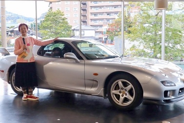 Cụ bà người Nhật nộp bằng lái, trả lại ô tô vào sinh nhật tuổi 80