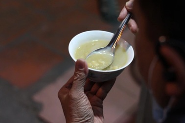 Quán chè nóng "ba thế hệ", hơn 40 năm nổi tiếng khắp Hà thành