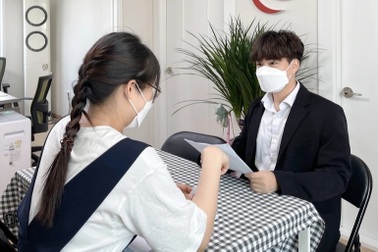 Du học sinh Việt mưu sinh kiệt sức tại đất khách để "mang tiền về cho mẹ"