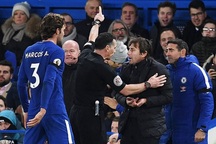 Bị đuổi khỏi sân, HLV Conte rối rít xin lỗi