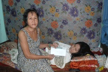 Quà nhân ái đến với Thu Ba và gia đình bà Mận