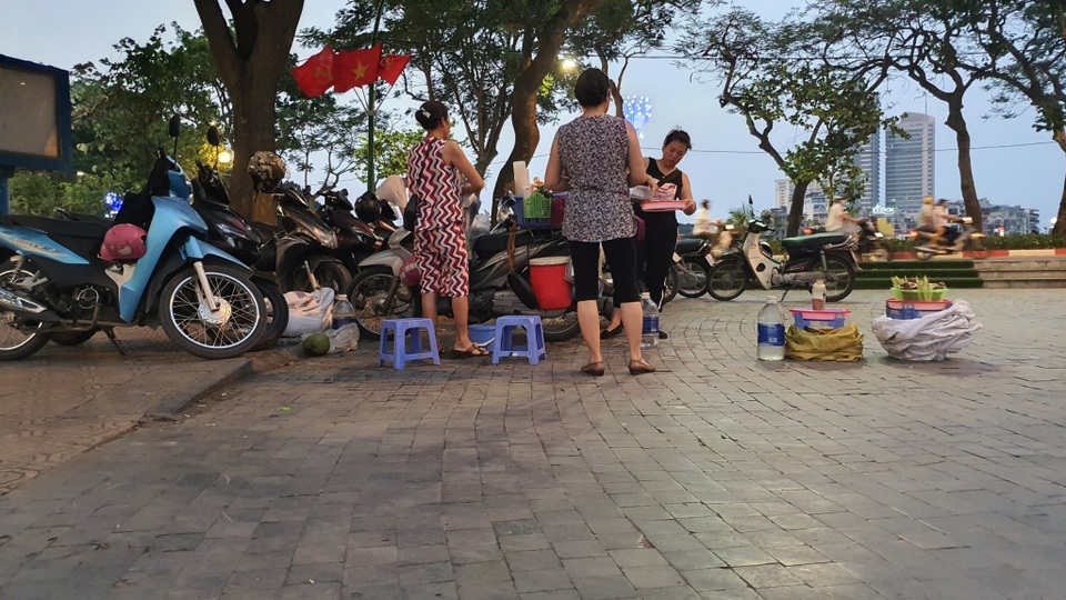 Hết giãn cách, quán nước bờ hồ thu tiền triệu mỗi buổi chiều - 6 Hết giãn cách, quán nước bờ hồ thu tiền triệu mỗi buổi chiều - 6