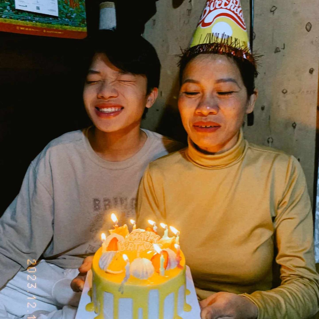 Thấy mẹ nhặt ve chai trên phố Hà Nội, chàng trai bí mật tới khoe giấy khen - 4 Thấy mẹ nhặt ve chai trên phố Hà Nội, chàng trai bí mật tới khoe giấy khen - 4