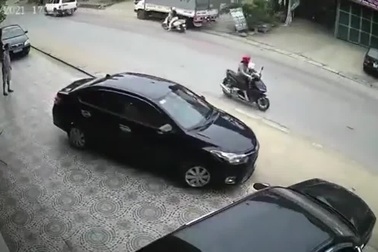 Dừng xe giữa đường nói chuyện, hai người phụ nữ suýt trả giá đắt