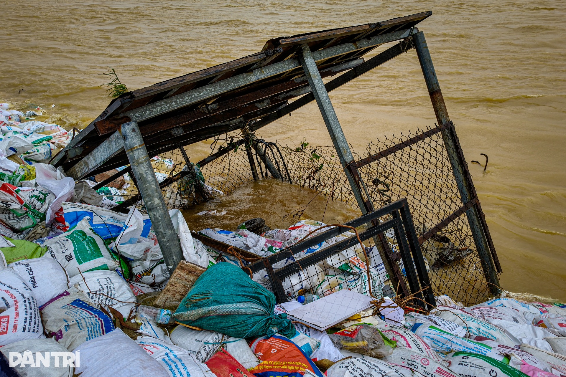 Hơn 500 bộ đội cùng người dân xuyên đêm “vá” bờ kè bị sạt lở - 2