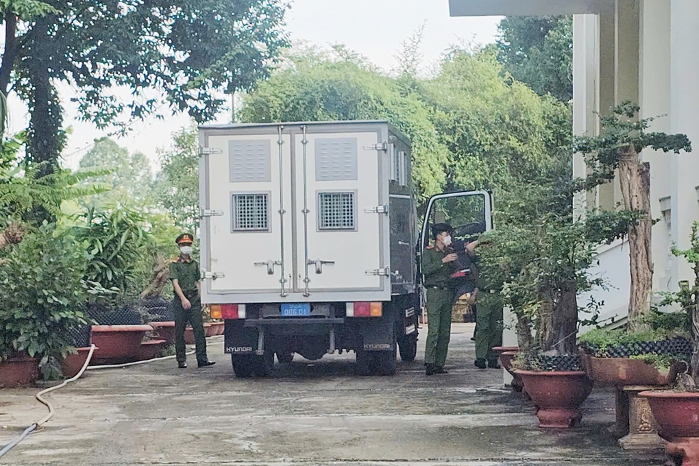 Ông Lê Tùng Vân lĩnh 3 năm tù về tội loạn luân - 1 Ông Lê Tùng Vân lĩnh 3 năm tù về tội loạn luân - 1