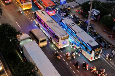 Xe dù dàn hàng đón khách, xe máy phải luồn lách vào làn ô tô ở TPHCM