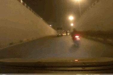 Hãi hùng cảnh môtô va chạm với ôtô như phim hành động