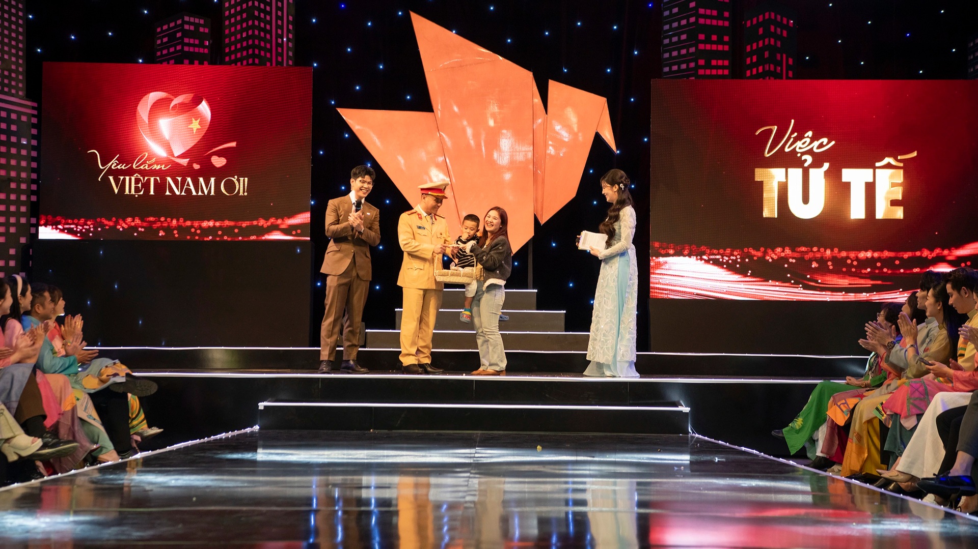 NSND Minh Hòa, Hòa Minzy xúc động khi ghi hình Gala Việc tử tế Tết 2025 - 6 NSND Minh Hòa, Hòa Minzy xúc động khi ghi hình Gala Việc tử tế Tết 2025 - 6