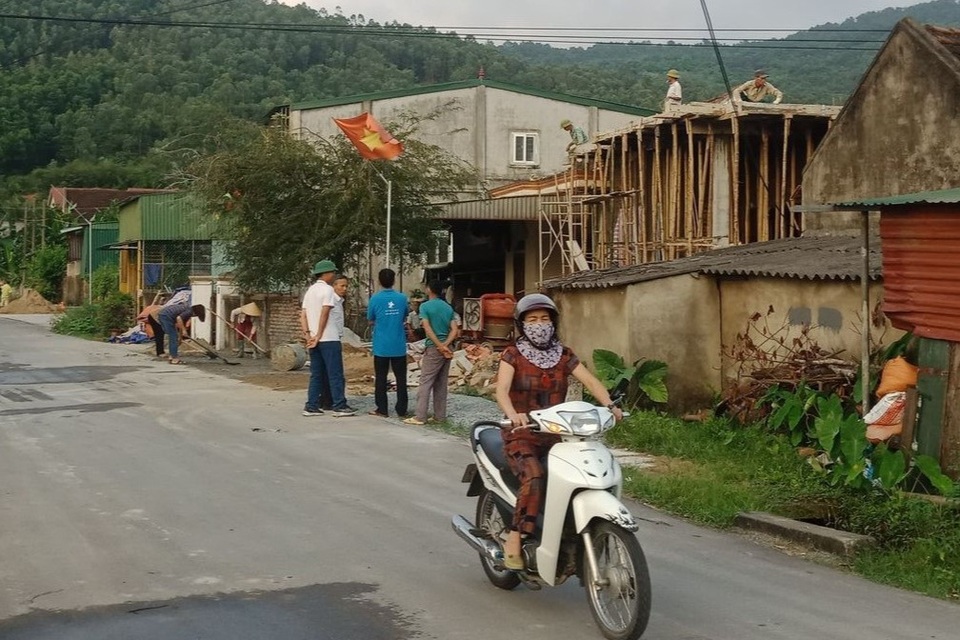 Cần bơm máy trộn bê tông gãy, đè 2 người thương vong - 1 Cần bơm máy trộn bê tông gãy, đè 2 người thương vong - 1