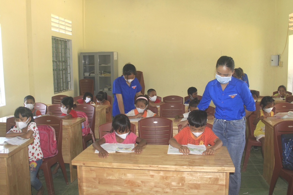 Nhờ lớp phụ đạo hè mà các con đọc chữ thành thạo, mẹ yên tâm lên rẫy! - 1 Nhờ lớp phụ đạo hè mà các con đọc chữ thành thạo, mẹ yên tâm lên rẫy! - 1