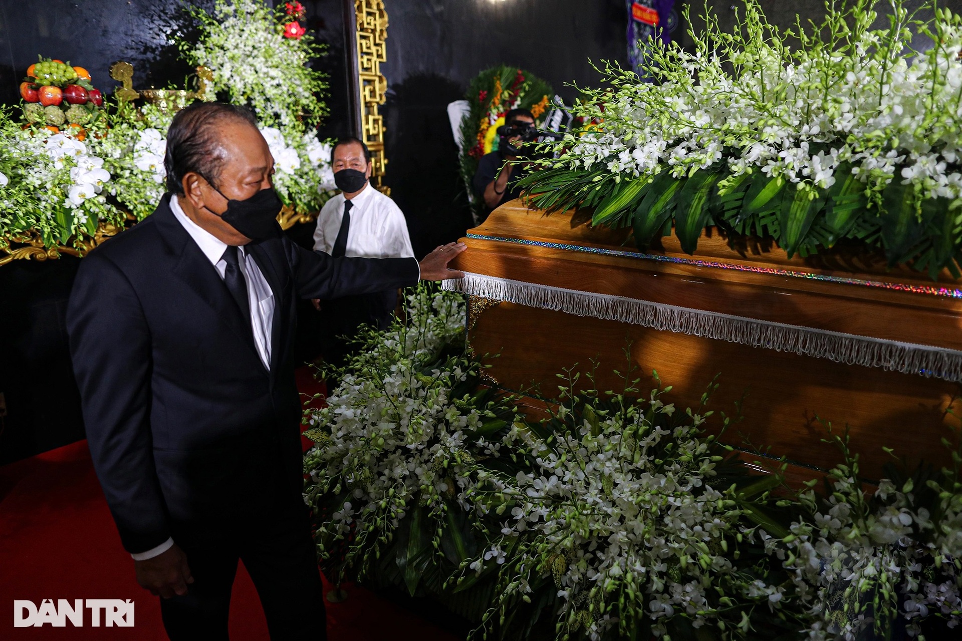 Người dân TPHCM tiễn đưa Phó Chủ tịch Lê Hòa Bình về nơi an nghỉ cuối cùng - 5 Người dân TPHCM tiễn đưa Phó Chủ tịch Lê Hòa Bình về nơi an nghỉ cuối cùng - 5