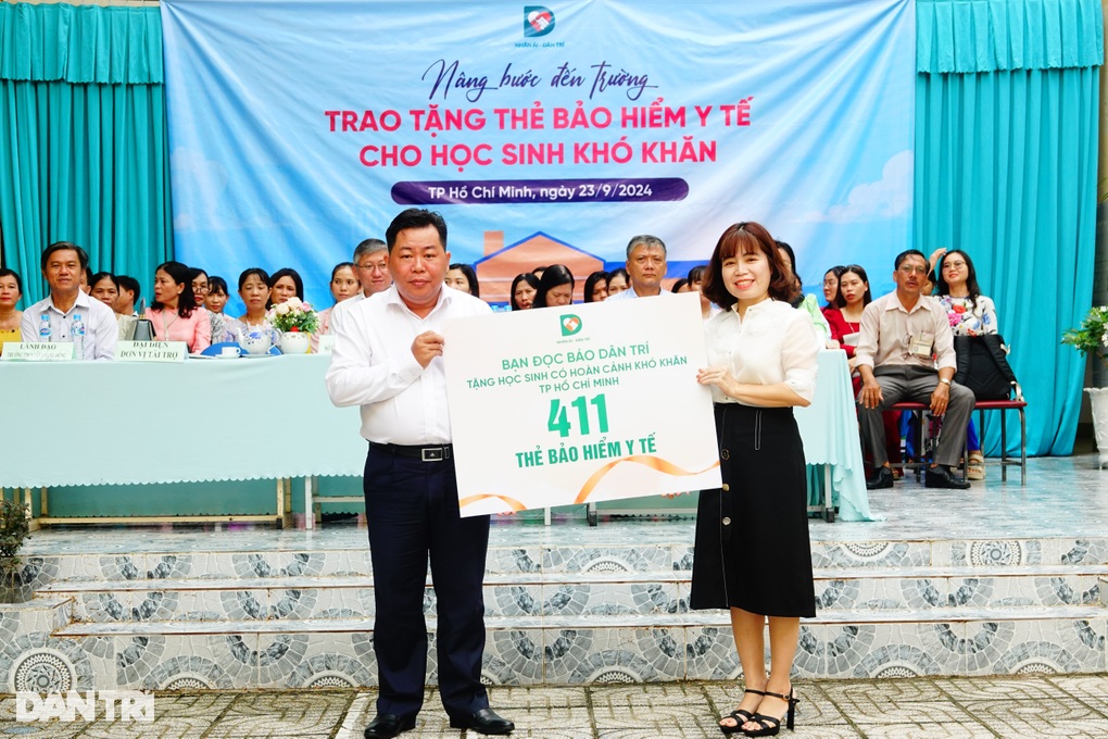 Báo Dân trí trao 411 thẻ bảo hiểm y tế tới học sinh khó khăn huyện Củ Chi - 1 Báo Dân trí trao 411 thẻ bảo hiểm y tế tới học sinh khó khăn huyện Củ Chi - 1