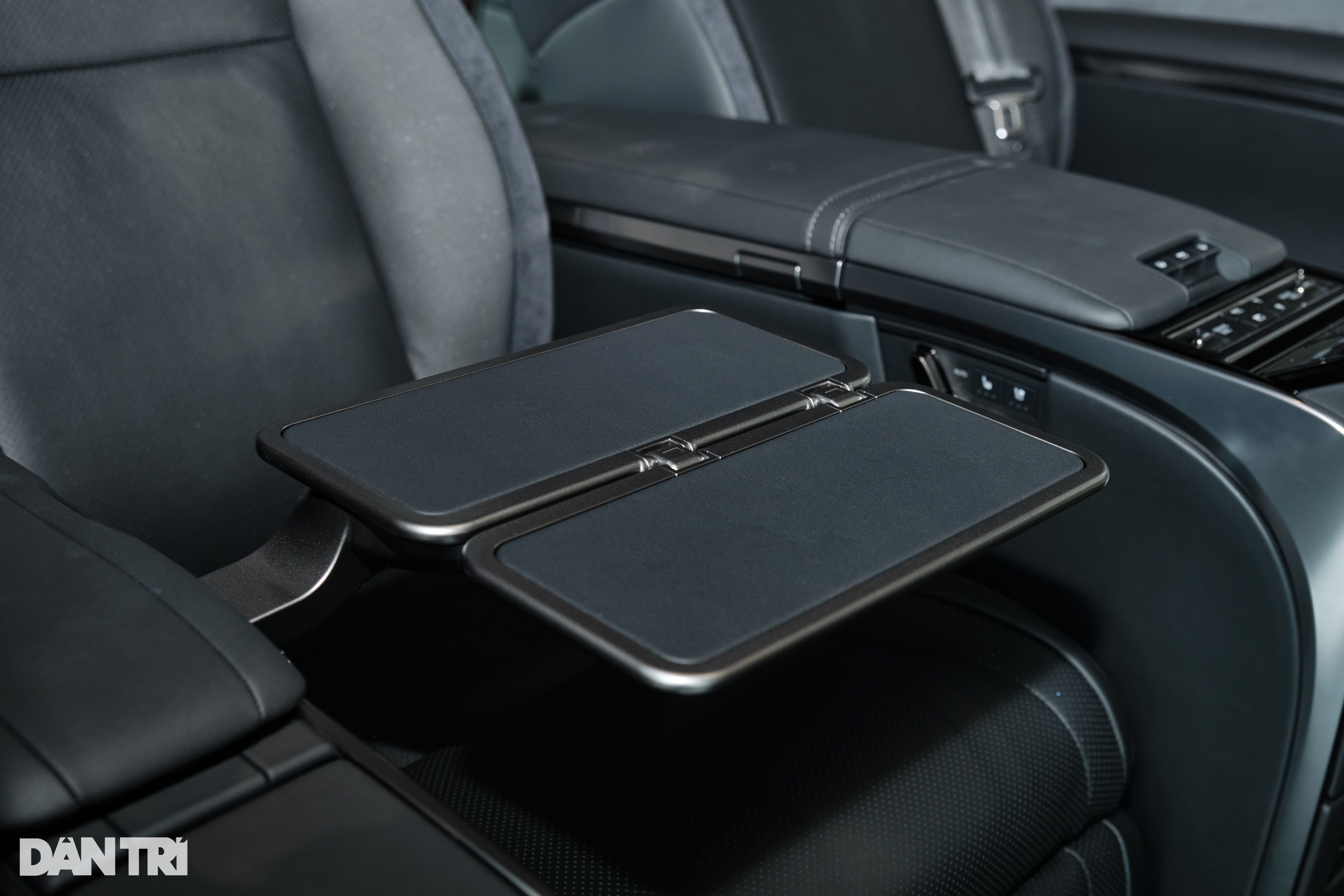 View - Giá 8,71 tỷ đồng, "chuyên cơ mặt đất" Lexus LM 500h 4 chỗ có gì đặc biệt? | Báo Dân trí