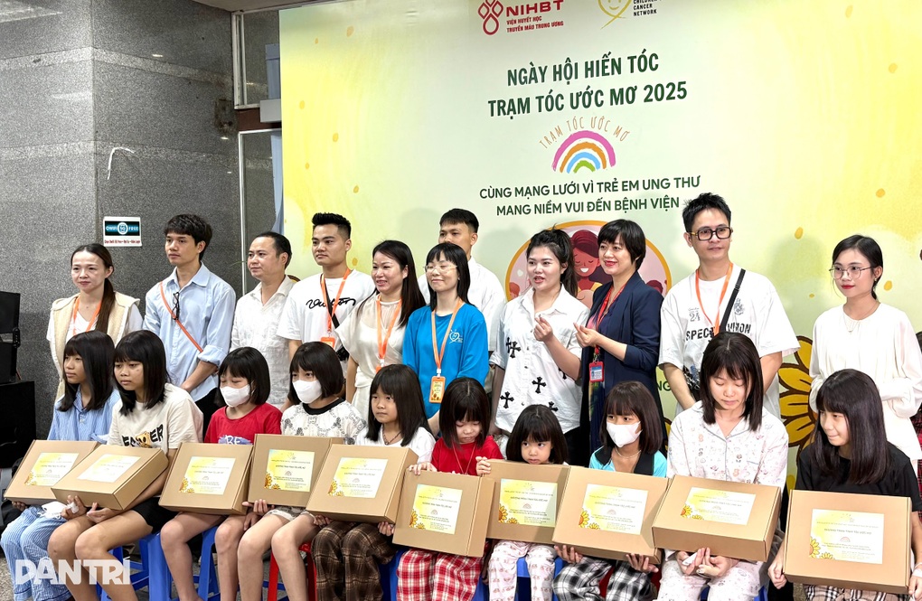 Hơn 600 bộ tóc được hiến tặng trong Ngày hội “Trạm tóc ước mơ” - 1 Hơn 600 bộ tóc được hiến tặng trong Ngày hội “Trạm tóc ước mơ” - 1