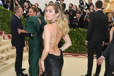 Emily Ratajkowski và Miley Cyrus khoe lưng trần quyến rũ