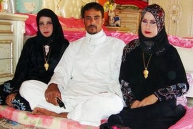 Chàng nông dân cưới hai chị em họ trong một đêm