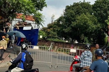 Cầu Long Biên bất ngờ bị cấm để quay phim, dân bức xúc vì tắc cứng