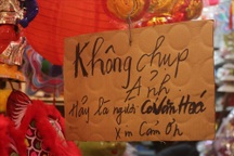 Tranh cãi việc thiếu nữ chụp ảnh Noel bên biển cấm chụp trên phố Hàng Mã