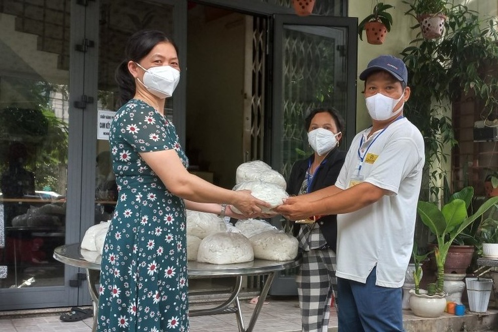 Từng con cá, túi rau người dân dành tặng nhau trong những ngày chống dịch - 1 Từng con cá, túi rau người dân dành tặng nhau trong những ngày chống dịch - 1