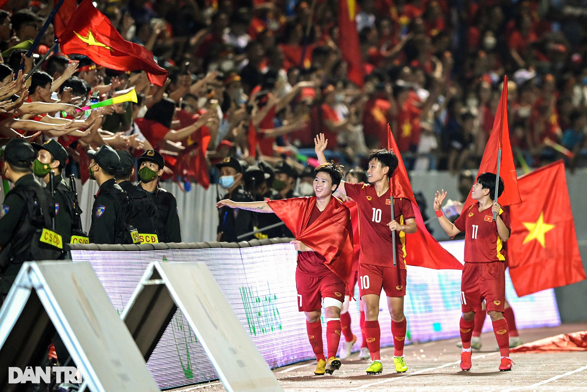 Khoảnh khắc ăn mừng bùng nổ của tuyển nữ Việt Nam sau khi vô địch SEA Games - 12 Khoảnh khắc ăn mừng bùng nổ của tuyển nữ Việt Nam sau khi vô địch SEA Games - 12