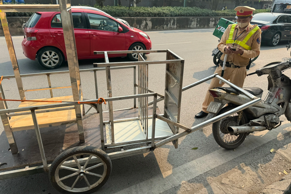 Hà Nội: Con vi phạm giao thông, bố say xỉn đến chốt CSGT đập xe - 1