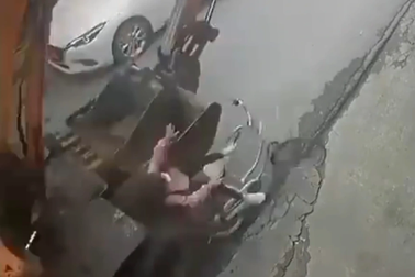 Bé gái 8 tuổi đạp xe đi học bị máy múc cán tử vong thương tâm